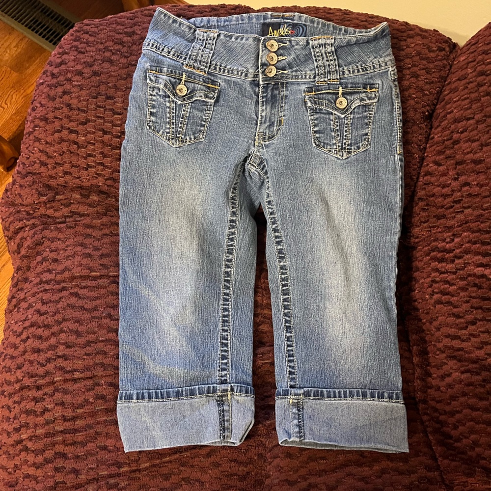 4/$25 Capri pants excellent condition!!